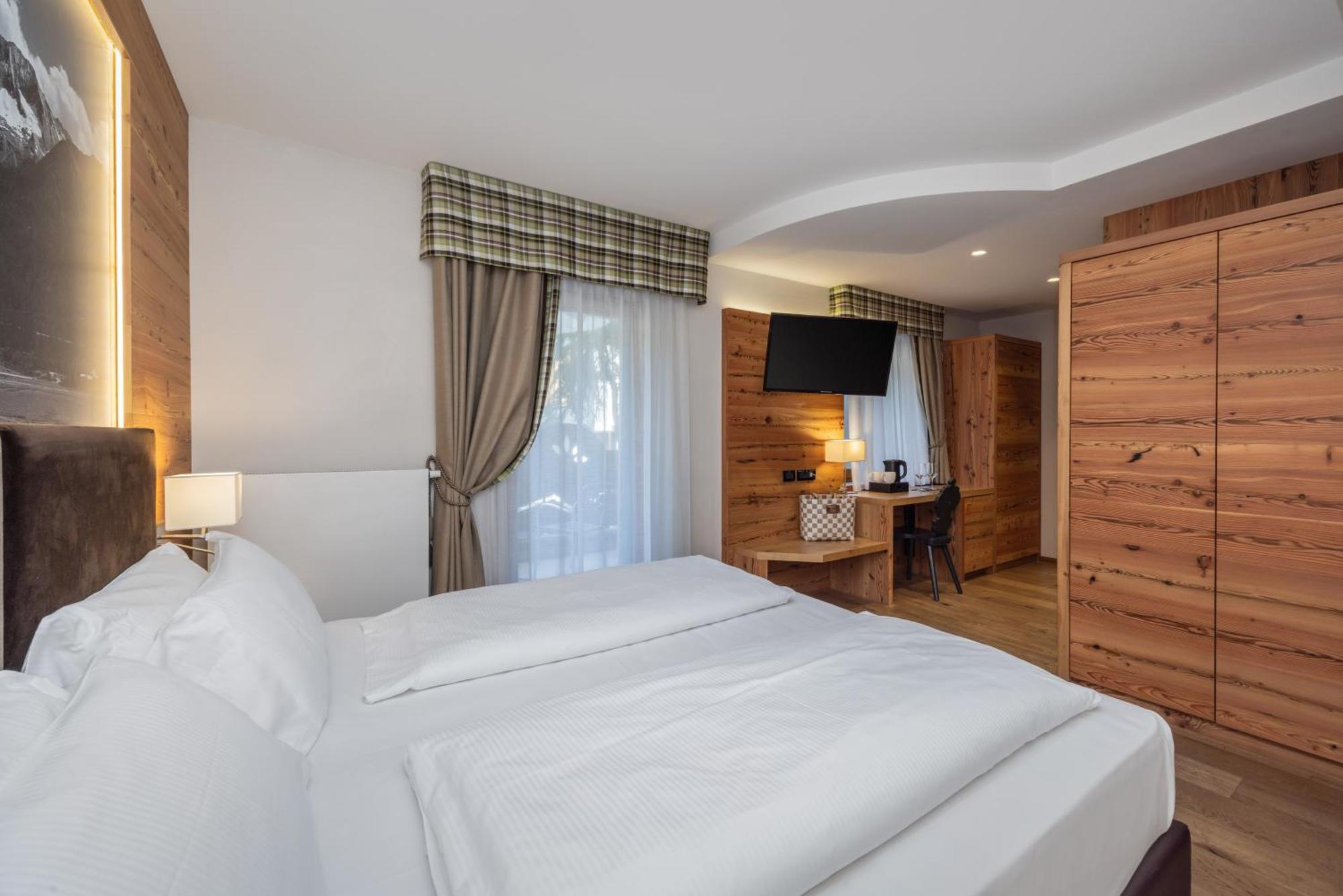 Hotel Ravelli Luxury Spa Mezzana  Ngoại thất bức ảnh