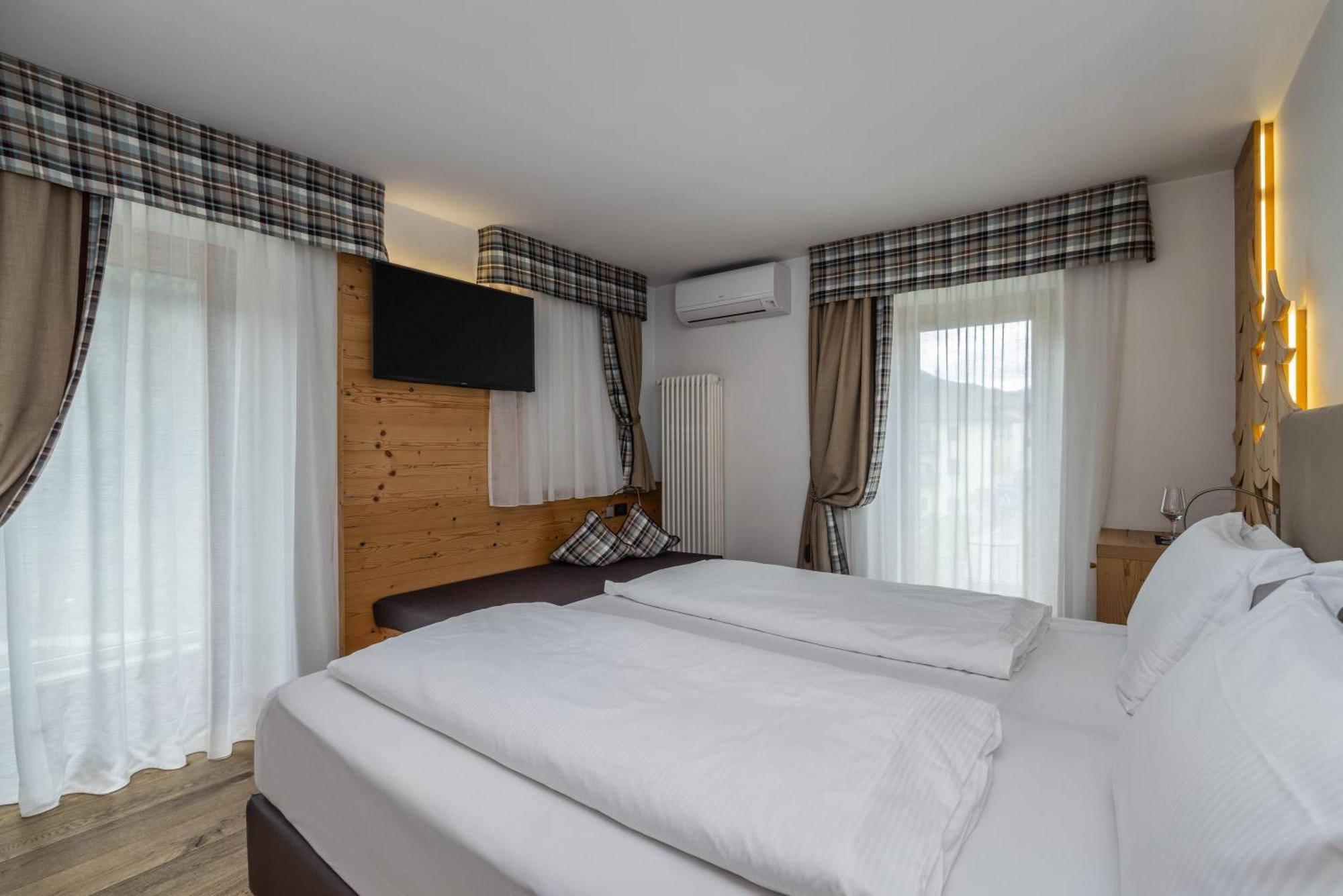 Hotel Ravelli Luxury Spa Mezzana  Ngoại thất bức ảnh